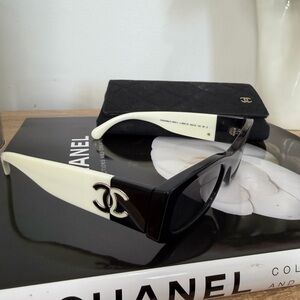 CHANEL sunglasses black and white